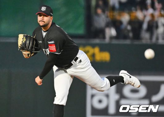 [OSEN=부산, 이석우 기자] 28일 부산 사직야구장에서 2025 신한 SOL 뱅크 KBO 리그 롯데 자이언츠와 KT 위즈의 경기가 열렸다. 홈팀 롯데는 반즈가 선발로 출전하고, 방문팀 KT는 헤이수스가 선발로 출전했다.KT 위즈 선발 투수 헤이수스가 역투하고 있다. 2025.03.28 / foto0307@osen.co.kr