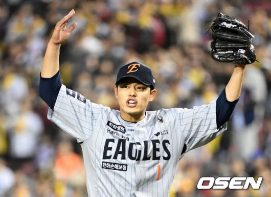 [OSEN=잠실, 이대선 기자] 27일 오후 서울 잠실야구장에서 2025 신한 SOL Bank KBO리그 LG 트윈스와 한화 이글스의 경기가 열렸다.LG는 송승기, 한화는 문동주를 선발 투수로 내세웠다.5회말 2사에서 한화 문동주가 LG 박해민을 처리하고 환호하고 있다. 2025.03.27 /sunday@osen.co.kr