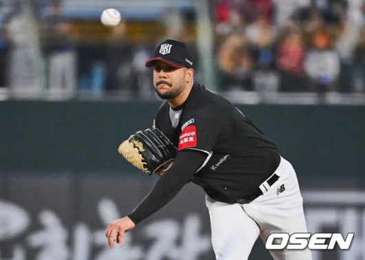 [OSEN=부산, 이석우 기자] 28일 부산 사직야구장에서 2025 신한 SOL 뱅크 KBO 리그 롯데 자이언츠와 KT 위즈의 경기가 열렸다. 홈팀 롯데는 반즈가 선발로 출전하고, 방문팀 KT는 헤이수스가 선발로 출전했다.KT 위즈 선발 투수 헤이수스가 역투하고 있다. 2025.03.28 / foto0307@osen.co.kr