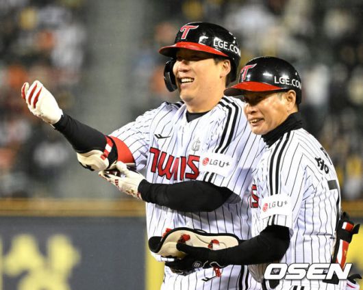 [OSEN=잠실, 이대선 기자] 프로야구LG 트윈스가 개막 5연승을 질주했다. 한화 이글스는 개막전 승리 후 4연패에 빠졌다.LG는27일 서울 잠실구장에서 열린 2025 KBO리그 한화와 경기에서 2-1로 승리했다. 0-0으로 팽팽한 8회 2사 만루에서 김현수가 결승 2타점 적시타를 터뜨렸다.8회말 2사 만루에서 LG 김현수가 2타점 적시타를 치고 환호하고 있다. 2025.03.27 /sunday@osen.co.kr