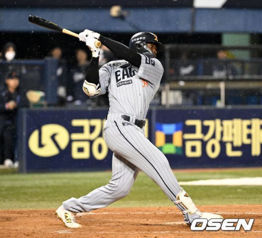 [OSEN=잠실, 이대선 기자] 프로야구LG 트윈스가 개막 5연승을 질주했다. 한화 이글스는 개막전 승리 후 4연패에 빠졌다.LG는27일 서울 잠실구장에서 열린 2025 KBO리그 한화와 경기에서 2-1로 승리했다. 0-0으로 팽팽한 8회 2사 만루에서 김현수가 결승 2타점 적시타를 터뜨렸다.9회초 2사 2루에서 한화 플로리얼이 우전 적시타를 치고 있다. 2025.03.27 /sunday@osen.co.kr