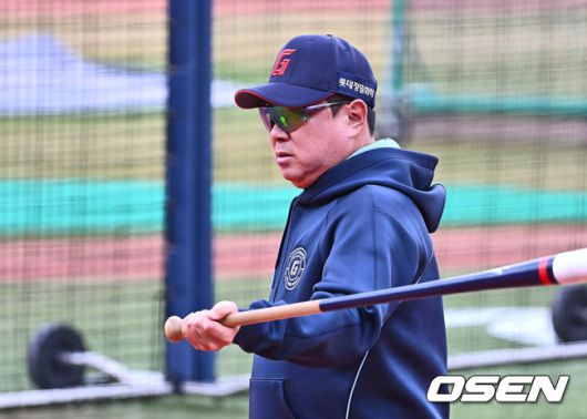 [OSEN=부산, 이석우 기자] 28일 부산 사직야구장에서 2025 신한 SOL 뱅크 KBO 리그 롯데 자이언츠와 KT 위즈의 경기가 열린다. 홈팀 롯데는 반즈가 선발로 출전하고, 방문팀 KT는 헤이수스가 선발로 출전한다.롯데 자이언츠 김태형 감독이 선수들의 훈련을 지켜보고 있다. 2025.03.28 / foto0307@osen.co.kr