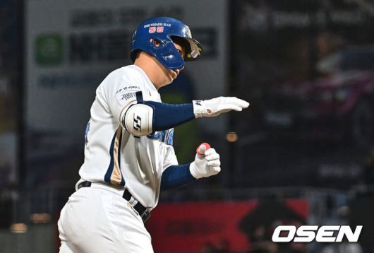 [OSEN=창원, 이석우 기자] 28일 창원NC파크에서 2024 신한 SOL 뱅크 KBO 리그 NC 다이노스와 KIA 타이거즈의 경기가 열렸다. 4연패에 빠진 NC는 신민혁을 내세워 연패 탈출에 나서고, 지난 주말 NC와의 창원 3연전을 스윕했고 주말 두산 3연전을 위닝시리즈로 장식한 KIA는 윤영철이 마운드에 오른다.NC 다이노스 오영수가 9회말 무사 2루 우월 2점 홈런을 치고 그라운드를 돌고 있다. 2024.05.28 / foto0307@osen.co.kr