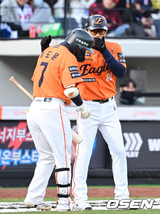 [OSEN=대전, 최규한 기자] 29일 오후 대전 한화생명 볼파크에서 ‘2025 신한 SOL Bank KBO리그’ 한화 이글스와 KIA 타이거즈의 경기가 열렸다.홈팀 한화는 라이언 와이스, 방문팀 KIA는 양현종을 선발로 내세웠다.8회말 무사 1, 2루 상황 한화 이도윤과 김재걸 3루 코치가 대화를 나누고 있다. 2025.03.29 / dreamer@osen.co.kr