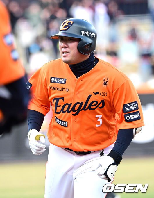 [OSEN=대전, 최규한 기자] 29일 오후 대전 한화생명 볼파크에서 ‘2025 신한 SOL Bank KBO리그’ 한화 이글스와 KIA 타이거즈의 경기가 열렸다.홈팀 한화는 라이언 와이스, 방문팀 KIA는 양현종을 선발로 내세웠다.8회말 1사 2, 3루 상황 한화 안치홍이 역전 2타점 적시타를 날리고 1루에 안착해 기뻐하고 있다. 2025.03.29 / dreamer@osen.co.kr