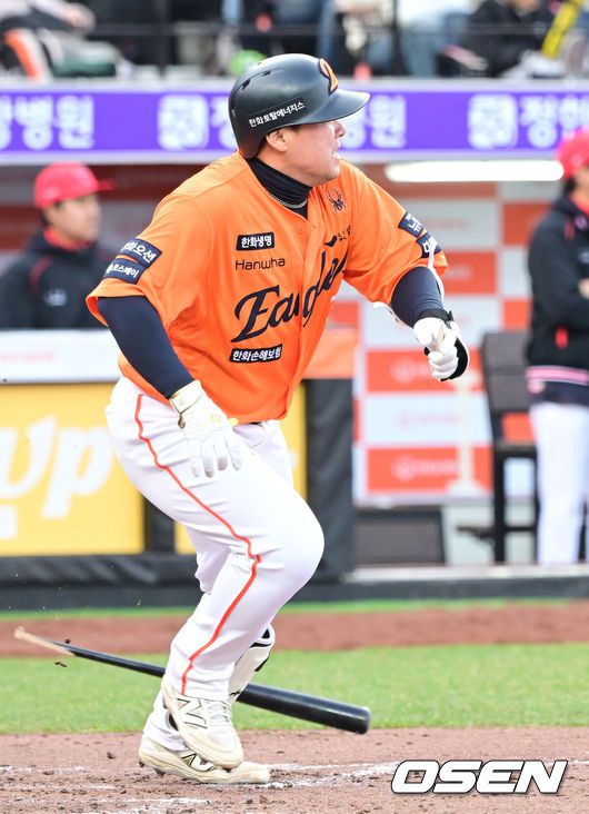 [OSEN=대전, 최규한 기자] 29일 오후 대전 한화생명 볼파크에서 ‘2025 신한 SOL Bank KBO리그’ 한화 이글스와 KIA 타이거즈의 경기가 열렸다.홈팀 한화는 라이언 와이스, 방문팀 KIA는 양현종을 선발로 내세웠다.8회말 1사 2, 3루 상황 한화 안치홍이 역전 2타점 적시타를 날리고 있다. 2025.03.29 / dreamer@osen.co.kr