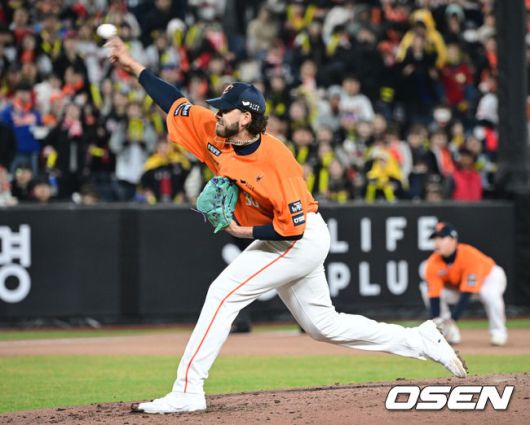 [OSEN=대전, 최규한 기자] 28일 오후 대전 한화생명 볼파크에서 ‘2025 신한 SOL Bank KBO리그’ 한화 이글스와 KIA 타이거즈의 경기가 열렸다. 6회초 한화 선발 코디 폰세가 힘차게 공을 뿌리고 있다. 2025.03.28 / dreamer@osen.co.kr