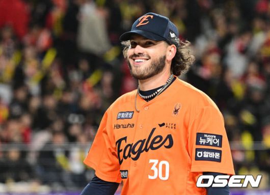 [OSEN=대전, 최규한 기자] 28일 오후 대전 한화생명 볼파크에서 ‘2025 신한 SOL Bank KBO리그’ 한화 이글스와 KIA 타이거즈의 경기가 열렸다. 7회초 KIA 공격을 막아낸 한화 선발 코디 폰세가 더그아웃으로 향하며 미소짓고 있다. 2025.03.28 / dreamer@osen.co.kr