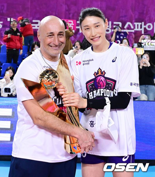 흥국생명 핑크스파이더스 마르첼로 아본단자 감독과 김연경. /OSEN DB