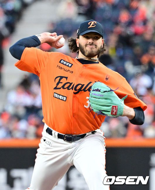 [OSEN=대전, 최규한 기자] 28일 오후 대전 한화생명 볼파크에서 ‘2025 신한 SOL Bank KBO리그’ 한화 이글스와 KIA 타이거즈의 경기가 열렸다. 1회초 한화 선발 코디 폰세가 힘차게 공을 뿌리고 있다. 2025.03.28 / dreamer@osen.co.kr