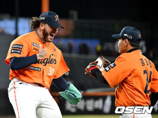 [OSEN=대전, 최규한 기자] 28일 오후 대전 한화생명 볼파크에서 ‘2025 신한 SOL Bank KBO리그’ 한화 이글스와 KIA 타이거즈의 경기가 열렸다. 6회초 2사 1루 상황 KIA 최형우를 내야 땅볼로 이끈 한화 선발 폰세가 1루수 김태연과 기뻐하고 있다. 2025.03.28 / dreamer@osen.co.kr