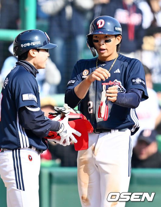 [OSEN=인천, 민경훈 기자] 22일 인천 SSG랜더스필드에서 ‘2025 신한 SOL BANK KBO리그’ SSG 랜더스와 두산 베어스의 개막경기가 열렸다.이날 홈팀 SSG은 앤더슨을, 어웨이팀 두산은 콜어빈을 선발투수로 내세웠다.4회초 2사 주자 1,2루 두산 김민석이 우익수 오른쪽 역전 2타점 3루타를 때린 후 3루에서 기뻐하고 있다. 2025.03.22