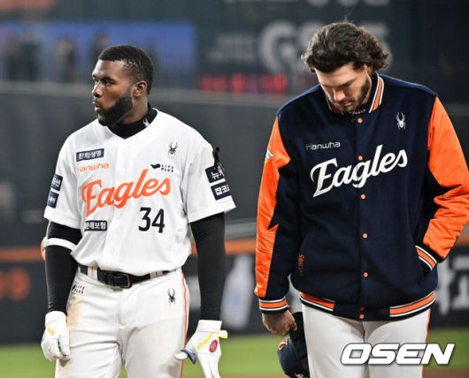 [OSEN=대전, 민경훈 기자] 3일 오후 대전한화생명볼파크에서 ‘2025 신한 SOL Bank KBO리그’ 한화 이글스와 롯데 자이언츠의 경기가 열렸다.이 경기에서 롯데는 한화에 4-2로 승리했다. 롯데 레이예스가 8회 결승 2루타 포함 3안타 맹타를 휘둘렀고, 2년차 유격수 이호준이 2루타와 3루타로 멀티 장타를 치며 스타 탄생을 알렸다.경기를 마치고 한화 플로리얼과 폰세가 아쉬워하고 있다. 2025.04.03 / rumi@osen.co.kr