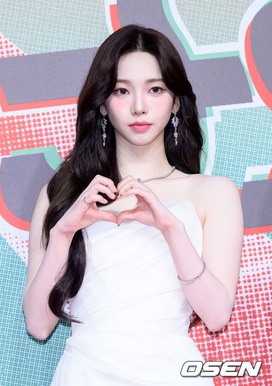 [OSEN=이대선 기자] 25일 오후 인천 중구 인스파이어 리조트 그랜드 볼룸에서 2024 SBS 가요대전 레드카펫 행사가 열렸다.이번 ‘가요대전’에는 8년 만에 돌아온 지드래곤을 비롯해 키(KEY), 2NE1, NCT 127, NCT DREAM, Stray Kids (스트레이 키즈), (여자)아이들, ATEEZ(에이티즈), WayV, ITZY, 투모로우바이투게더, 이영지, CRAVITY, TREASURE(트레저), aespa, ENHYPEN(엔하이픈), IVE, NMIXX, LE SSERAFIM, 뉴진스(NewJeans), BOYNEXTDOOR, ZEROBASEONE, 라이즈(RIIZE), TWS 투어스), NCT WISH, 아일릿(ILLIT), BABYMONSTER, NEXZ, izna(이즈나)까지 총 29팀이 출연한다.그룹 에스파 카리나가 레드카펫을 밟고 있다. 2024.12.25 /sunday@osen.co.kr