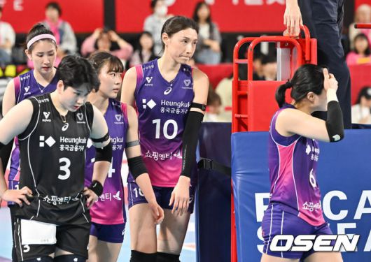 [OSEN=대전, 박준형 기자]  6일 대전 충무체육관에서 프로배구 도드람 2024-2025 V리그 여자부 챔피언결정 4차전 정관장과 흥국생명 경기가 진행됐다.흥국생명이 챔피언결정전 1, 2차전을 승리해 우승까지 단 1승만을 남겨뒀지만, 3차전에서 정관장이 반격에 성공해 불씨를 살렸다.3세트 패한 흥국생명 김연경이 어두운 표정으로 코트를 이동하고 있다.   2025.04.06 / soul1014@osen.co.kr