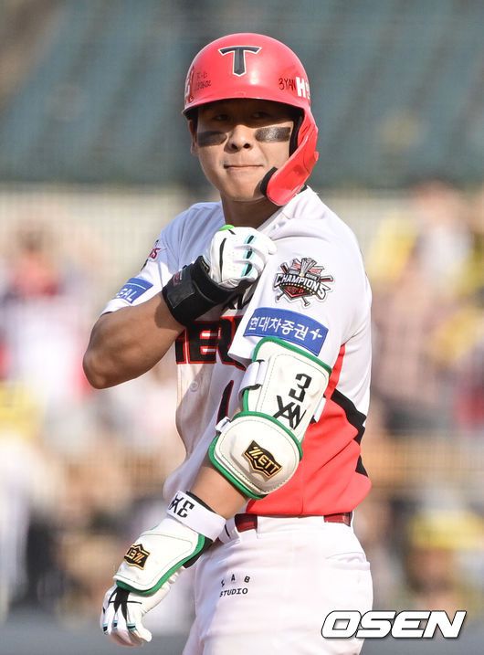 [OSEN=광주, 조은정 기자]23일 광주KIA챔피언스필드에서 2025 신한 SOL Bank KBO리그 KIA 타이거즈와 NC 다이노스의 경기가 열렸다.홈팀 KIA는 양현종을, 원정팀 NC는 라일리를 선발 투수로 내세웠다.7회말 1사 KIA 박찬호가 2루타 세리머니를 하고 있다. 2025.03.23 /cej@osen.co.kr