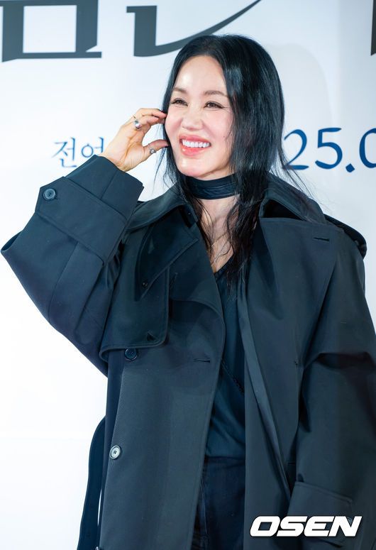 [OSEN=민경훈 기자] 21일 오후 서울 송파구 신천동 롯데시네마 월드타워에서 영화 '검은 수녀들' VIP 시사회가 열렸다. '검은 수녀들'은 한국 오컬트의 새로운 장을 열었다는 평가를 받으며 관객들을 사로잡은 영화 '검은 사제들'의 두 번째 이야기로 강력한 악령에 사로잡힌 소년을 구하기 위해 금지된 의식에 나서는 사람들의 이야기를 그린 영화다.가수 겸 배우 엄정화가 포토타임을 갖고 있다. 2025.01.21 / rumi@osen.co.kr