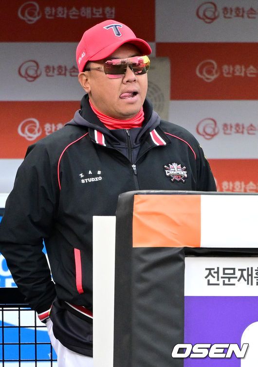 [OSEN=대전, 최규한 기자] 프로야구 한화 이글스가 대전 신구장에서 2경기 연속 역전승으로 대전 팬들을 열광시켰다.한화는 29일 대전 한화생명볼파크에서 열린 2025 신한 SOL Bank KBO리그 KIA 타이거즈와의 홈경기를 5-4 역전승으로 장식했다. 8회말 대타 안치홍이 시즌 첫 안타를 역전 결승 2타점 적시타로 만들었다. 9회 1점 리드를 지킨 한화 새 마무리 김서현은 대전 신구장 1호 세이브를 기록했다.8회말 수비 때 KIA 이범호 감독이 경기를 지켜보고 있다. 2025.03.29 / dreamer@osen.co.kr