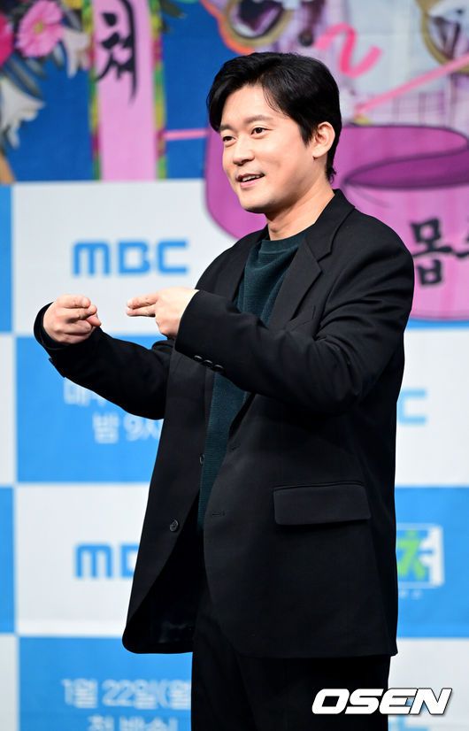 [OSEN=최규한 기자] 22일 오후 서울 상암 MBC에서 새 예능프로그램 ‘도망쳐: 손절 대행 서비스’ 제작발표회가 열렸다.새 예능 ‘도망쳐’는 다양한 인간관계 속 몹쓸 인연으로부터 도망치고 싶어도 도망치지 못한 이들을 위해 대신 관계를 정리해 주는 토크쇼다.김대호 아나운서가 포토타임을 하고 있다. 2024.01.22 / dreamer@osen.co.kr