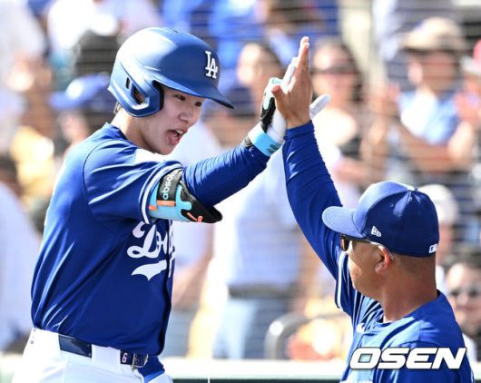 [OSEN=글렌데일(미국), 이대선 기자] '코리안 데이'였다.이정후(샌프란시스코 자이언츠)와 김혜성(LA 다저스)이 맞대결에서 나란히 맹활약했다. LA 다저스와 샌프란시스코 자이언츠는 2일(이하 한국시간) 미국 애리조나주 글렌데일의 캐멀백 랜치에서 2025 메이저리그 시범경기를 치렀다.이날 김혜성은 8번 유격수로,이정후는 3번 중견수로 각각 선발 출장했다. 이정후가 총알 2루타로 선제 타점을 올리자, 7푼 타율로 마음고생을 하던 김혜성은 시범경기 첫 홈런포를 터뜨렸다.5회초 무사에서 LA 다저스 김혜성이 좌월 솔로 홈런을 치고 더그아웃에서 데이브 로버츠 감독과 하이파이브를 하고 있다. 2025.03.02 / sunday@osen.co.kr