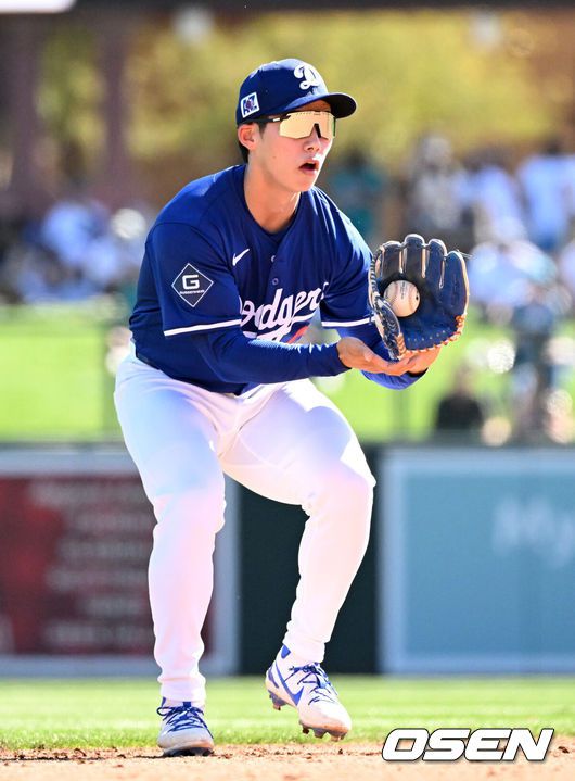 [OSEN=애리조나(미국), 이대선 기자] 26일(한국시간) 미국 애리조나주 글렌데일 캐멀백 랜치에서 2025 메이저리그 시범경기 LA 다저스와 시애틀 매리너스의 경기가 열렸다.김혜성은 다저스와 최대 3+2년 2200만 달러(약 320억원) 계약에 합의하며 메이저리그 진출에 성공했다.LA 다저스 김혜성이 수비를 준비하고 있다. 2025.02.26 / sunday@osen.co.kr