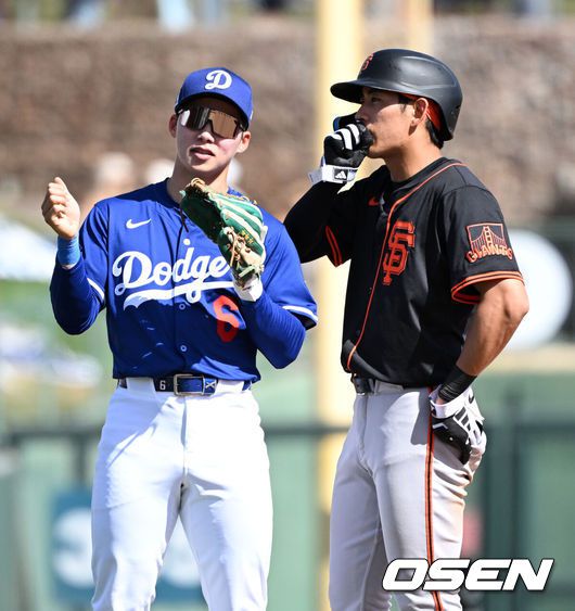 [OSEN=글렌데일(미국), 이대선 기자] '코리안 데이'였다.이정후(샌프란시스코 자이언츠)와 김혜성(LA 다저스)이 맞대결에서 나란히 맹활약했다. LA 다저스와 샌프란시스코 자이언츠는 2일(이하 한국시간) 미국 애리조나주 글렌데일의 캐멀백 랜치에서 2025 메이저리그 시범경기를 치렀다.이날 김혜성은 8번 유격수로,이정후는 3번 중견수로 각각 선발 출장했다. 이정후가 총알 2루타로 선제 타점을 올리자, 7푼 타율로 마음고생을 하던 김혜성은 시범경기 첫 홈런포를 터뜨렸다.3회초 2사 만루에서 LA 다저스 김혜성과 2루에 안착한 샌프란시스코 자이언츠 이정후가 이야기를 나누고 있다. 2025.03.02 / sunday@osen.co.kr