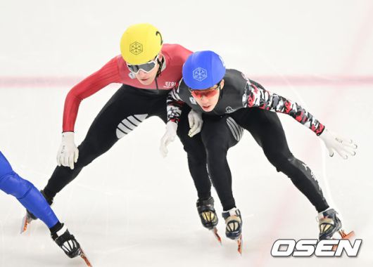 [OSEN=목동, 김성락 기자] 9일 오전 서울 양천구 목동 실내빙사장에서 ‘2025/26 시즌 쇼트트랙 국가대표 1차 선발대회’가 열렸다.국가대표 1, 2차 선발대회는 대회별 개인종목 500m와 1000m, 1500m의 3개 종목별 순위 점수를 합산하여 종합순위를 결정하는 방식으로 진행된다. 1차 대회 남녀 각 상위 24명이 2차 선발대회에 진출하며, 두 대회의 종합 점수를 합산하여 2025-26시즌 국제빙상경기연맹(ISU) 쇼트트랙 월드투어 시리즈와 세계선수권대회, 2026 밀라노-코르티나 담페초 동계올림픽에 출전할 최종 쇼트트랙 국가대표 선수를 선발한다.남자 1000M 준준결승 황대헌(강원도청), 박지원(서울시청)이 충돌하고 있다. 황대헌은 페널티 코드 S1(직선주로에서 아웃에서 인으로 레인 변경)으로 실격, 박지원은 어드밴티지를 받아 준결승으로 올랐다. 2025.04.09 / ksl0919@osen.co.kr