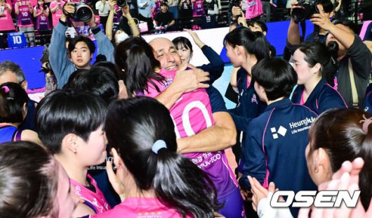 [OSEN=인천, 박준형 기자] 흥국생명 핑크스파이더스가 통산 5번째 챔피언결정전 우승을 차지했다. 김연경(37)은 현역 마지막 시즌을 통합우승으로 화려하게 장식했다.흥국생명은 8일 인천 삼산월드체육관에서 열린 ‘도드람 2024-2025 V-리그’ 챔피언결정전 5차전 정관장 레드스파크스와의 경기에서 세트스코어 3-2(26-24, 26-24, 24-26, 23-25, 15-13)승리를 거뒀다. 시리즈 전적 3승 2패로 마침내 5번째 우승에 성공했다.경기종료 후 흥국생명 아본단자 감독이 김연경과 포옹을 하고 있다   2025.04.08 / soul1014@osen.co.kr