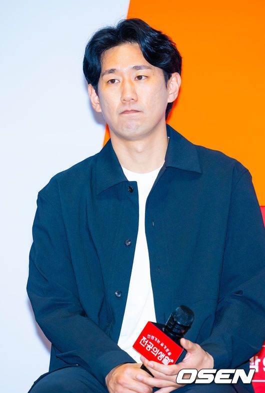 [OSEN=민경훈 기자] 10일 오후 서울 구로구 라마다 서울 신도림에서 tvN 새 토일드라마 '언젠가는 슬기로울 전공의생활'(언슬전) 제작발표회가 열렸다. ‘언젠가는 슬기로울 전공의생활(연출 이민수, 극본 김송희)’은 언젠가는 슬기로울 의사생활을 꿈꾸는 레지던트들이 성장해 나가는 과정을 담은 ‘슬기로운 의사생활’ 스핀오프 드라마. 청춘 배우 고윤정(오이영 역), 신시아(표남경 역), 강유석(엄재일 역), 한예지(김사비 역), 정준원(구도원 역)이 극 중 종로 율제병원 산부인과를 배경으로 좌충우돌 일상을 보내는 레지던트들의 성장기를 예고한다.이민수 감독이 기자간담회에서 생각에 잠겨있다.. 2025.02.10 / rumi@osen.co.kr