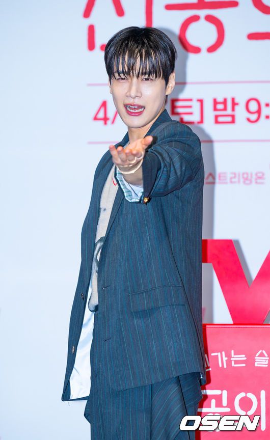 [OSEN=민경훈 기자] 10일 오후 서울 구로구 라마다 서울 신도림에서 tvN 새 토일드라마 '언젠가는 슬기로울 전공의생활'(언슬전) 제작발표회가 열렸다. ‘언젠가는 슬기로울 전공의생활(연출 이민수, 극본 김송희)’은 언젠가는 슬기로울 의사생활을 꿈꾸는 레지던트들이 성장해 나가는 과정을 담은 ‘슬기로운 의사생활’ 스핀오프 드라마. 청춘 배우 고윤정(오이영 역), 신시아(표남경 역), 강유석(엄재일 역), 한예지(김사비 역), 정준원(구도원 역)이 극 중 종로 율제병원 산부인과를 배경으로 좌충우돌 일상을 보내는 레지던트들의 성장기를 예고한다.배우 강유석이 포즈를 취하고 있다. 2025.02.10 / rumi@osen.co.kr