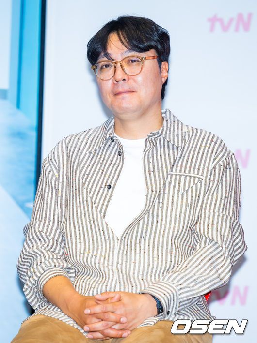 [OSEN=민경훈 기자] 10일 오후 서울 구로구 라마다 서울 신도림에서 tvN 새 토일드라마 '언젠가는 슬기로울 전공의생활'(언슬전) 제작발표회가 열렸다. ‘언젠가는 슬기로울 전공의생활(연출 이민수, 극본 김송희)’은 언젠가는 슬기로울 의사생활을 꿈꾸는 레지던트들이 성장해 나가는 과정을 담은 ‘슬기로운 의사생활’ 스핀오프 드라마. 청춘 배우 고윤정(오이영 역), 신시아(표남경 역), 강유석(엄재일 역), 한예지(김사비 역), 정준원(구도원 역)이 극 중 종로 율제병원 산부인과를 배경으로 좌충우돌 일상을 보내는 레지던트들의 성장기를 예고한다.신원호 크리에이터가 기자간담회에서 미소짓고 있다. 2025.02.10 / rumi@osen.co.kr