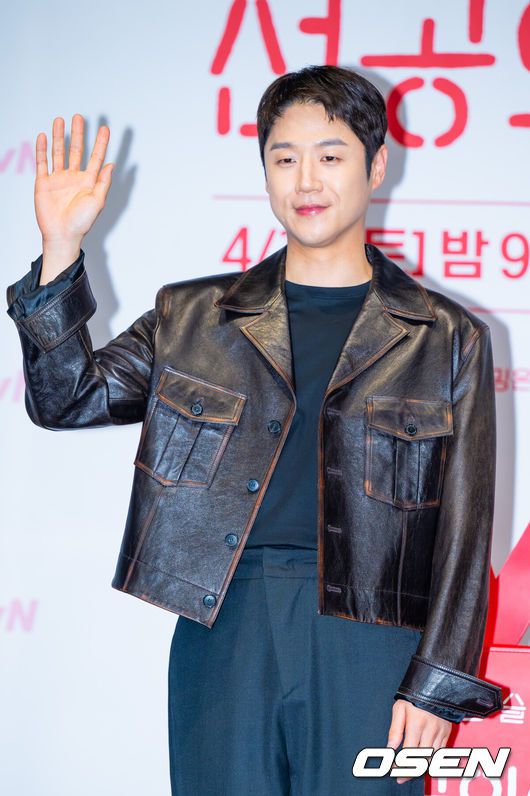 [OSEN=민경훈 기자] 10일 오후 서울 구로구 라마다 서울 신도림에서 tvN 새 토일드라마 '언젠가는 슬기로울 전공의생활'(언슬전) 제작발표회가 열렸다. ‘언젠가는 슬기로울 전공의생활(연출 이민수, 극본 김송희)’은 언젠가는 슬기로울 의사생활을 꿈꾸는 레지던트들이 성장해 나가는 과정을 담은 ‘슬기로운 의사생활’ 스핀오프 드라마. 청춘 배우 고윤정(오이영 역), 신시아(표남경 역), 강유석(엄재일 역), 한예지(김사비 역), 정준원(구도원 역)이 극 중 종로 율제병원 산부인과를 배경으로 좌충우돌 일상을 보내는 레지던트들의 성장기를 예고한다.배우 정준원이 포즈를 취하고 있다. 2025.02.10 / rumi@osen.co.kr