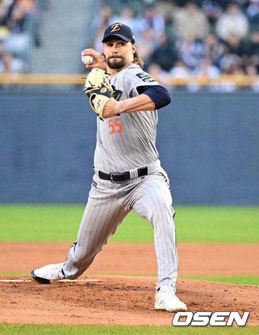 [OSEN=잠실, 지형준 기자] 10일 오후 서울 잠실야구장에서 2025 신한 SOL Bank KBO리그 두산 베어스와 한화 이글스의 경기가 열렸다.이날 두산은 잭로그, 한화는 와이스를 선발로 내세웠다.1회말 한화 와이스가 역투하고 있다. 2025.04.10 / jpnews@osen.co.kr