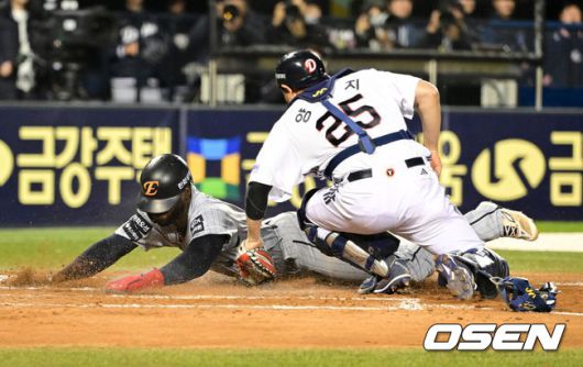 [OSEN=잠실, 지형준 기자] 10일 오후 서울 잠실야구장에서 2025 신한 SOL Bank KBO리그 두산 베어스와 한화 이글스의 경기가 열렸다.이날 두산은 잭로그, 한화는 와이스를 선발로 내세웠다.6회말 1사 1,3루에서 한화 플로리얼이 더블 스틸 작전에 성공하며 선취점을 뽑아내고 있다. 2025.04.10 / jpnews@osen.co.kr