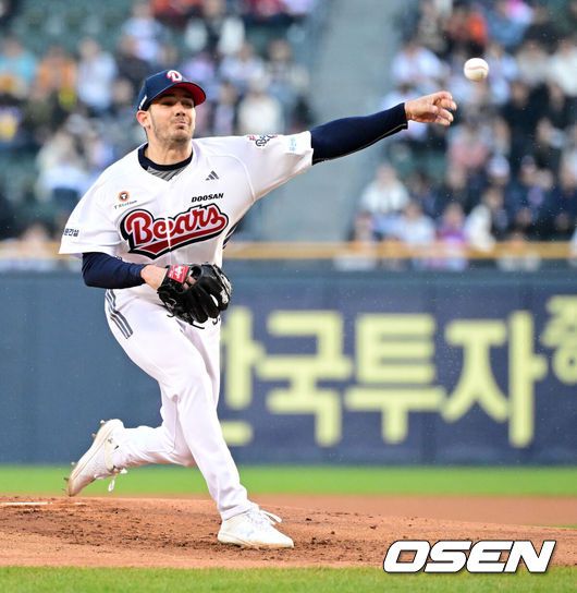 [OSEN=잠실, 지형준 기자] 10일 오후 서울 잠실야구장에서 2025 신한 SOL Bank KBO리그 두산 베어스와 한화 이글스의 경기가 열렸다.이날 두산은 잭로그, 한화는 와이스를 선발로 내세웠다.1회초 두산 잭로그가 역투하고 있다. 2025.04.10 / jpnews@osen.co.kr