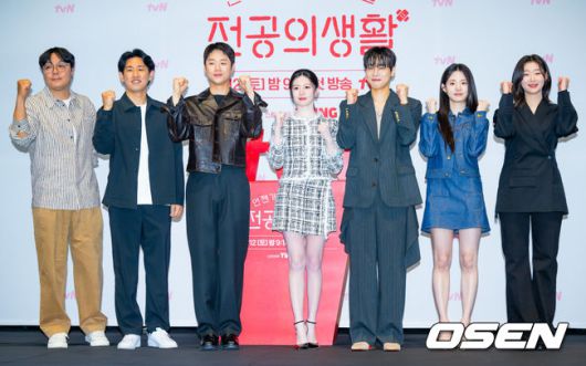 [OSEN=민경훈 기자] 10일 오후 서울 구로구 라마다 서울 신도림에서 tvN 새 토일드라마 '언젠가는 슬기로울 전공의생활'(언슬전) 제작발표회가 열렸다. ‘언젠가는 슬기로울 전공의생활(연출 이민수, 극본 김송희)’은 언젠가는 슬기로울 의사생활을 꿈꾸는 레지던트들이 성장해 나가는 과정을 담은 ‘슬기로운 의사생활’ 스핀오프 드라마. 청춘 배우 고윤정(오이영 역), 신시아(표남경 역), 강유석(엄재일 역), 한예지(김사비 역), 정준원(구도원 역)이 극 중 종로 율제병원 산부인과를 배경으로 좌충우돌 일상을 보내는 레지던트들의 성장기를 예고한다.신원호 크리에이터, 이민수 감독, 배우 정준원, 고윤정, 강유석, 신시아, 한예지가 포즈를 취하고 있다. 2025.02.10 / rumi@osen.co.kr