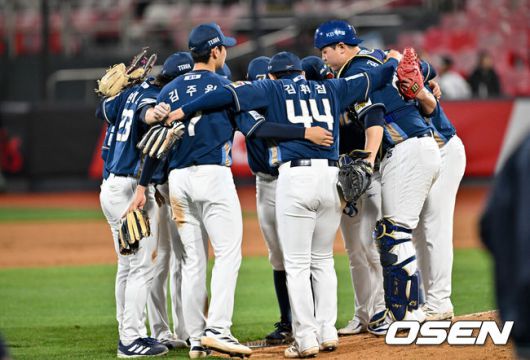 [OSEN=수원, 조은정 기자]10일 오후 경기도 수원 KT위즈파크에서 ‘2025 신한 SOL Bank KBO리그’ KT 위즈와 NC 다이노스의 경기가 열렸다.홈팀 KT는 오원석, 방문팀 NC는 라일리를 선발로 내세웠다.승리를 거둔 NC가 사고 희생자를 위한 묵념을 하고 있다. 2025.04.10 /cej@osen.co.kr
