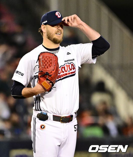 [OSEN=지형준 기자] 9일 오후 서울 잠실야구장에서 2025 신한 SOL Bank KBO리그 두산 베어스와 한화 이글스의 경기가 열렸다.이날 두산은 콜 어빈, 한화는 폰세를 선발로 내세웠다.1회초 1사에서 두산 콜어빈이 한화 플로리얼에 볼넷을 허용하며 아쉬워하고 있다. 2025.04.09 / jpnews@osen.co.kr