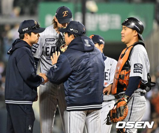 [OSEN=잠실, 지형준 기자] 10일 오후 서울 잠실야구장에서 2025 신한 SOL Bank KBO리그 두산 베어스와 한화 이글스의 경기가 열렸다.이날 두산은 잭로그, 한화는 와이스를 선발로 내세웠다.7회말 2사에서 한화 와이스가 양상문 코치가 마운드를 올라 교체를 지시하자 아쉬워하고 있다. 2025.04.10 / jpnews@osen.co.kr