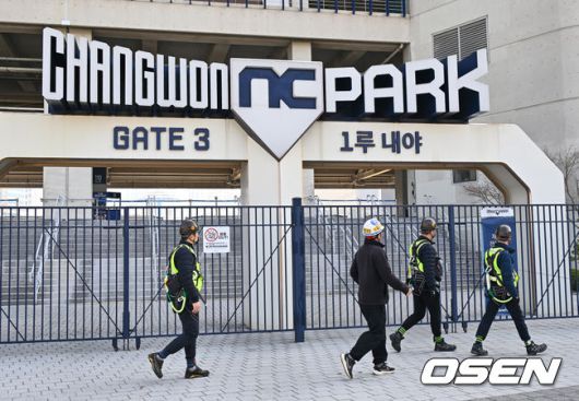 [OSEN=창원, 이석우 기자] 지난달 29일 LG 트윈스와 NC 다이노스와의 경기 중 3루 내야석 매점 부근 약 4층 높이에 있던 알루미늄 '루버'가 떨어져 관중이 사망하는 사고가 발생했다. 해당 사고의 여파로 지난 30일 LG와 NC의 경기는 즉각 취소됐고, 1일부터 3일까지 열리는 SSG 랜더스와의 경기는 3연전을 모두 취소했다. 또한 피해자 애도를 위해 1일 모든 경기는 전면 취소됐다. 관계자들이 창원NC파크 안전 점검을 하고 있다. 2025.04.01 / foto0307@osen.co.kr