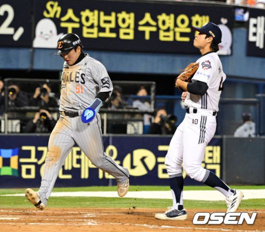 [OSEN=잠실, 지형준 기자] 10일 오후 서울 잠실야구장에서 2025 신한 SOL Bank KBO리그 두산 베어스와 한화 이글스의 경기가 열렸다.이날 두산은 잭로그, 한화는 와이스를 선발로 내세웠다.7회초 1사 1,3루에서 한화 문현빈이 채은성 타석에 두산 최종인의 폭투로 홈을 밟고 있다. 2025.04.10 / jpnews@osen.co.kr