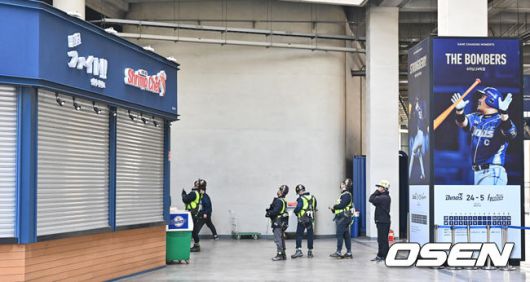 [OSEN=창원, 이석우 기자] 지난달 29일 LG 트윈스와 NC 다이노스와의 경기 중 3루 내야석 매점 부근 약 4층 높이에 있던 알루미늄 '루버'가 떨어져 관중이 사망하는 사고가 발생했다. 해당 사고의 여파로 지난 30일 LG와 NC의 경기는 즉각 취소됐고, 1일부터 3일까지 열리는 SSG 랜더스와의 경기는 3연전을 모두 취소했다. 또한 피해자 애도를 위해 1일 모든 경기는 전면 취소됐다. 관계자들이 창원NC파크 사고 현장을 체크하고 있다. 2025.04.01 / foto0307@osen.co.kr