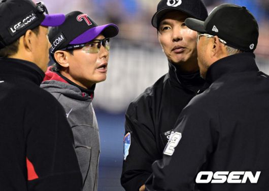 [OSEN=잠실, 조은정 기자]11일 오후 서울 송파구 잠실야구장에서 ‘2025 신한 SOL Bank KBO리그’ LG 트윈스와 두산 베어스의 경기가 열렸다.LG가 1-2로 뒤진 5회말 공격. 선두타자 문성주가 좌전 안타로 출루했다. 송찬의는 좌익수 뜬공 아웃, 1사 1루에서 이주헌이 때린 타구는 3루 선상 강습 타구였다. 3루수 강승호가 다이빙캐치로 잡으려다 공이 글러브에 들어갔다 빠졌다. 3루수 강승호가 재빨리 잡아 2루로 던져서 아웃이 됐다.1루주자 문성주는 직선타 아웃이 되는 줄 알고 멈짓 멈짓 하다가 1루 베이스로 돌아왔다. 타자주자 이주헌도 1루 베이스를 밟았다. 두산은 2루수가 1루수에게 던져 1루 베이스에 모인 문성주와 이주헌을 번갈아 태그했다.이후 심판의 볼데드 선언으로 2사 1루가 됐다. 문성주 아웃. 이주헌은 땅볼로 출루.LG 염경엽 감독이 이영재 1루심에게 강하게 어필하고 있다. 2025.04.11 /cej@osen.co.kr