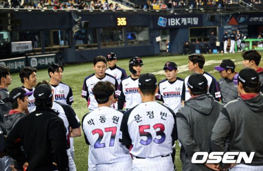 [OSEN=잠실, 조은정 기자]11일 오후 서울 송파구 잠실야구장에서 ‘2025 신한 SOL Bank KBO리그’ LG 트윈스와 두산 베어스의 경기가 열렸다.LG가 1-2로 뒤진 5회말 공격. 선두타자 문성주가 좌전 안타로 출루했다. 이어 이주헌이 때린 타구는 3루 선상 강습 타구였다. 3루수 강승호가 다이빙캐치로 잡으려다 공이 글러브에 들어갔다 빠졌다. 3루수 강승호가 재빨리 잡아 2루로 던져서 아웃이 됐다.1루주자 문성주는 직선타 아웃이 되는 줄 알고 멈짓 멈짓 하다가 1루 베이스로 돌아왔다. 타자주자 이주헌도 1루 베이스를 밟았다. 이후 볼데드가 선언되는 듯 했다. 1사 1루가 됐다.이때 LG 염경엽 감독이 강하게 어필하며 심판에 욕설로 퇴장당하자 클리닝타임에 주장 박해민이 선수단을 불러모아 이야기를 하고 있다. 2025.04.11 /cej@osen.co.kr