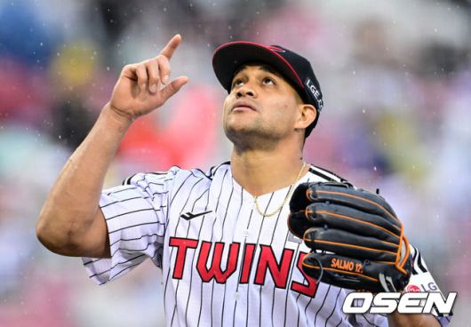 [OSEN=잠실, 조은정 기자]12일 오후 서울 송파구 잠실야구장에서 ‘2025 신한 SOL Bank KBO리그’ LG 트윈스와 두산 베어스의 경기가 열린다.홈팀 LG는 치리노스, 방문팀 두산은 김유성을 선발로 내세웠다.6회초 2사 만루 LG 치리노스가 두산 추재현을 삼진으로 돌려세우며 세리머니를 하고 있다. 2025.04.12 /cej@osen.co.kr