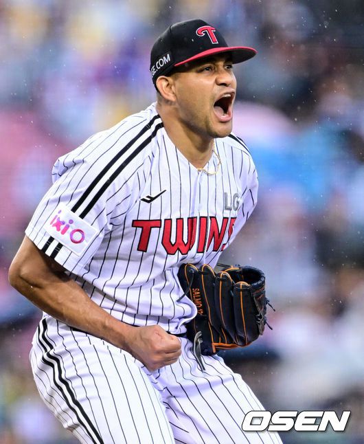 [OSEN=잠실, 조은정 기자]12일 오후 서울 송파구 잠실야구장에서 ‘2025 신한 SOL Bank KBO리그’ LG 트윈스와 두산 베어스의 경기가 열린다.홈팀 LG는 치리노스, 방문팀 두산은 김유성을 선발로 내세웠다.6회초 2사 만루 LG 치리노스가 두산 추재현을 삼진으로 돌려세우며 포효하고 있다. 2025.04.12 /cej@osen.co.kr