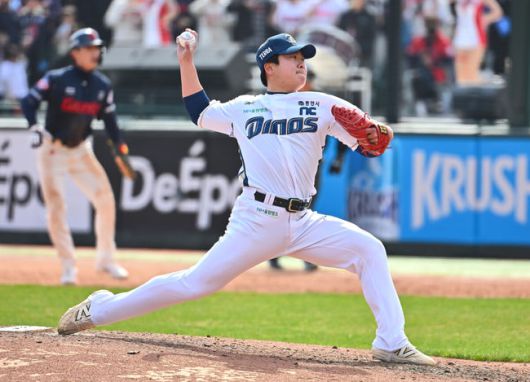 [OSEN=부산, 이석우 기자] 13일 부산 사직야구장에서 2025 신한 SOL 뱅크 KBO 리그 롯데 자이언츠와 NC 다이노스의 경기가 열렸다. 주말 3연전 동안 NC 다이노스가 창원NC파크 대신 사직야구장을 홈구장으로 사용한다. 홈팀 NC는 이용찬, 방문팀 롯데는 김진욱이 선발 출전했다.NC 다이노스 손주환이 역투하고 있다. 2025.04.13 / foto0307@osen.co.kr