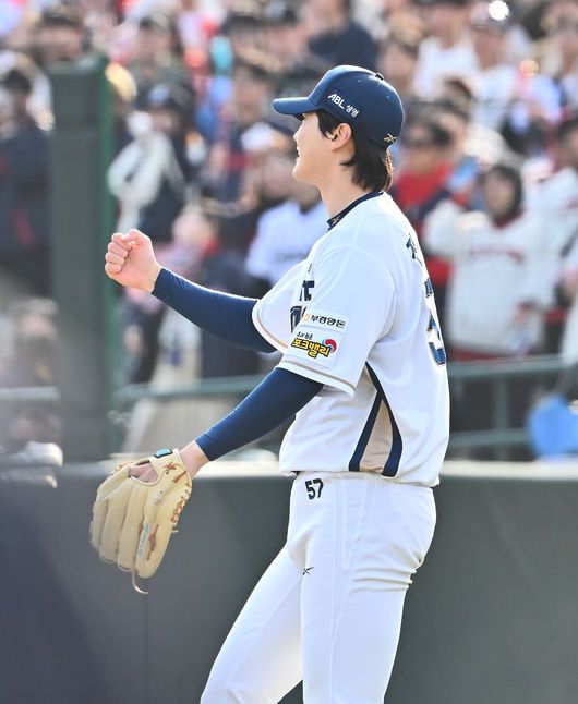 [OSEN=부산, 이석우 기자] 13일 부산 사직야구장에서 2025 신한 SOL 뱅크 KBO 리그 롯데 자이언츠와 NC 다이노스의 경기가 열렸다. 주말 3연전 동안 NC 다이노스가 창원NC파크 대신 사직야구장을 홈구장으로 사용한다. 홈팀 NC는 이용찬, 방문팀 롯데는 김진욱이 선발 출전했다.NC 다이노스 전사민이 7회초 무사 1,2루 롯데 자이언츠 김민성을 유격수 병살로 잡고 주먹을 불끈 쥐고 있다. 2025.04.13 / foto0307@osen.co.kr