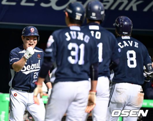 [OSEN=잠실, 지형준 기자] ] 13일 서울 잠실야구장에서 2025 신한 SOL Bank KBO리그 LG 트윈스와 두산 베어스의 경기가 열린다.이날 LG는 손주영, 두산은 최승용을 선발로 예고했다.4회초 1사 2,3루에서 두산 케이브가 좌월 스리런포를 날리자 양의지가 기뻐하고 있다. 2025.04.13 / jpnews@osen.co.kr