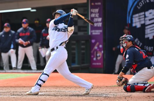 [OSEN=부산, 이석우 기자] 13일 부산 사직야구장에서 2025 신한 SOL 뱅크 KBO 리그 롯데 자이언츠와 NC 다이노스의 경기가 열렸다. 주말 3연전 동안 NC 다이노스가 창원NC파크 대신 사직야구장을 홈구장으로 사용한다. 홈팀 NC는 이용찬, 방문팀 롯데는 김진욱이 선발 출전했다.NC 다이노스 김휘집이 2회말 무사 1루 좌월 2점 홈런을 치고 있다. 2025.04.13 / foto0307@osen.co.kr